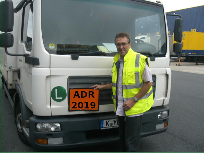 ADR-Schulung mit LKW und Warnweste, Beauftragter mit ADR-Plakette