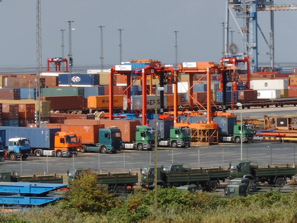 Containerterminal mit Stückgut, Schwerlasttransporten und Kranbrücken