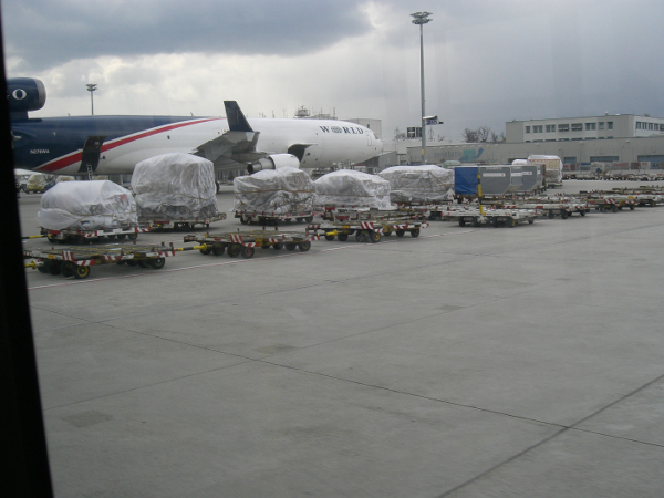 Frachtflugzeug mit Luftfracht-Containern auf dem Vorfeld